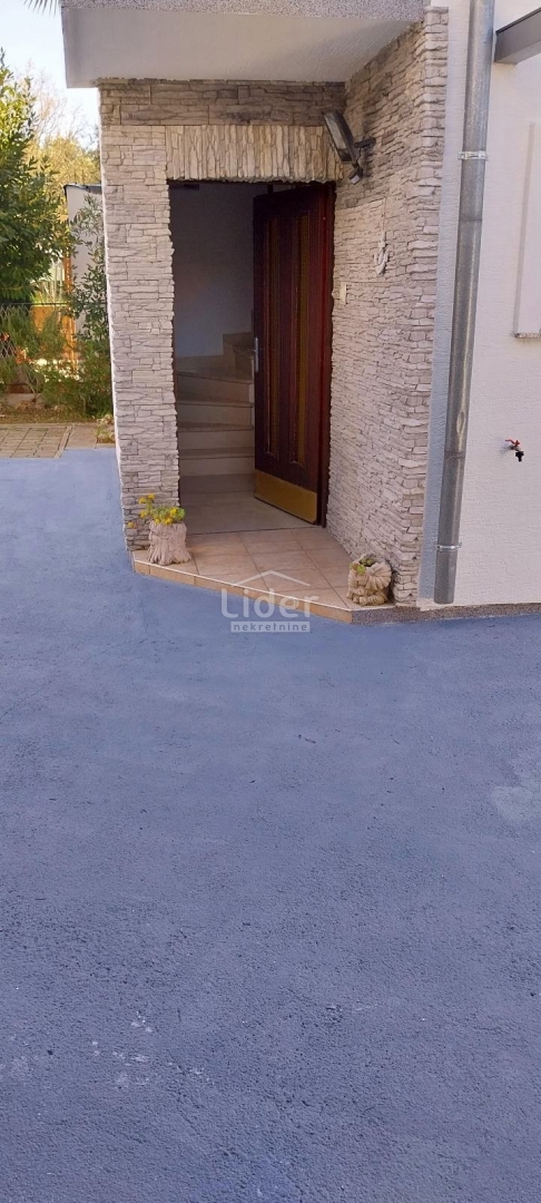 MALINSKA Ottima casa con 5 appartamenti