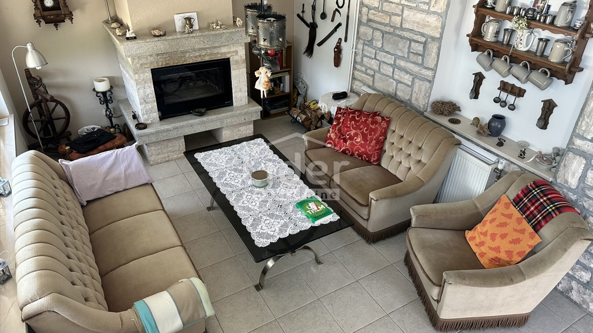 Donji Karin, vendiamo una parte della casa con vista mare 