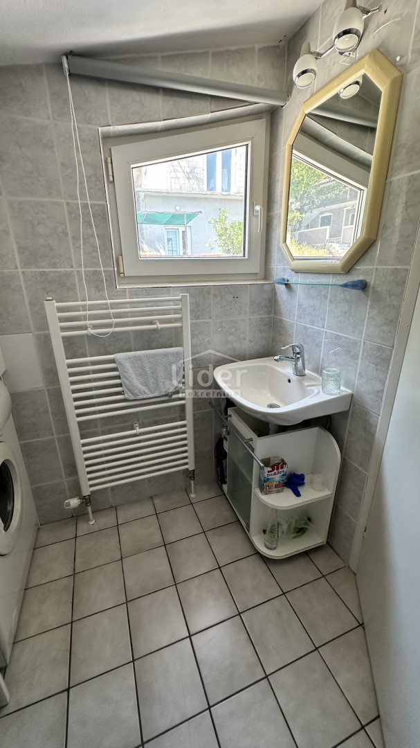 Donji Karin, vendiamo una parte della casa con vista mare 