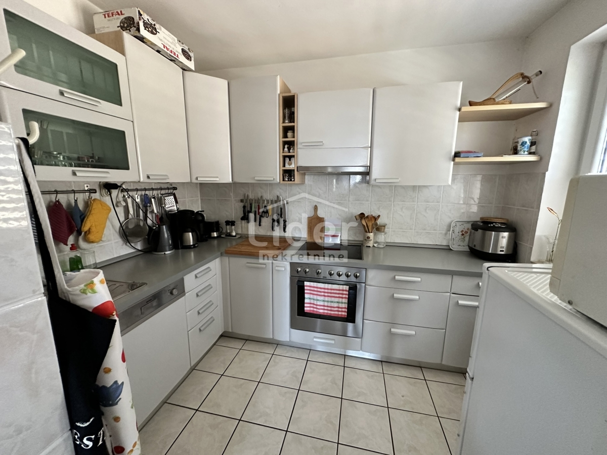 Donji Karin, vendiamo una parte della casa con vista mare 