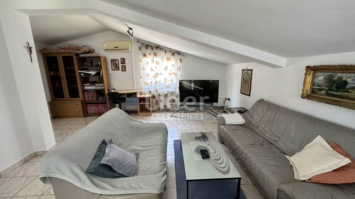 Donji Karin, vendiamo una parte della casa con vista mare 