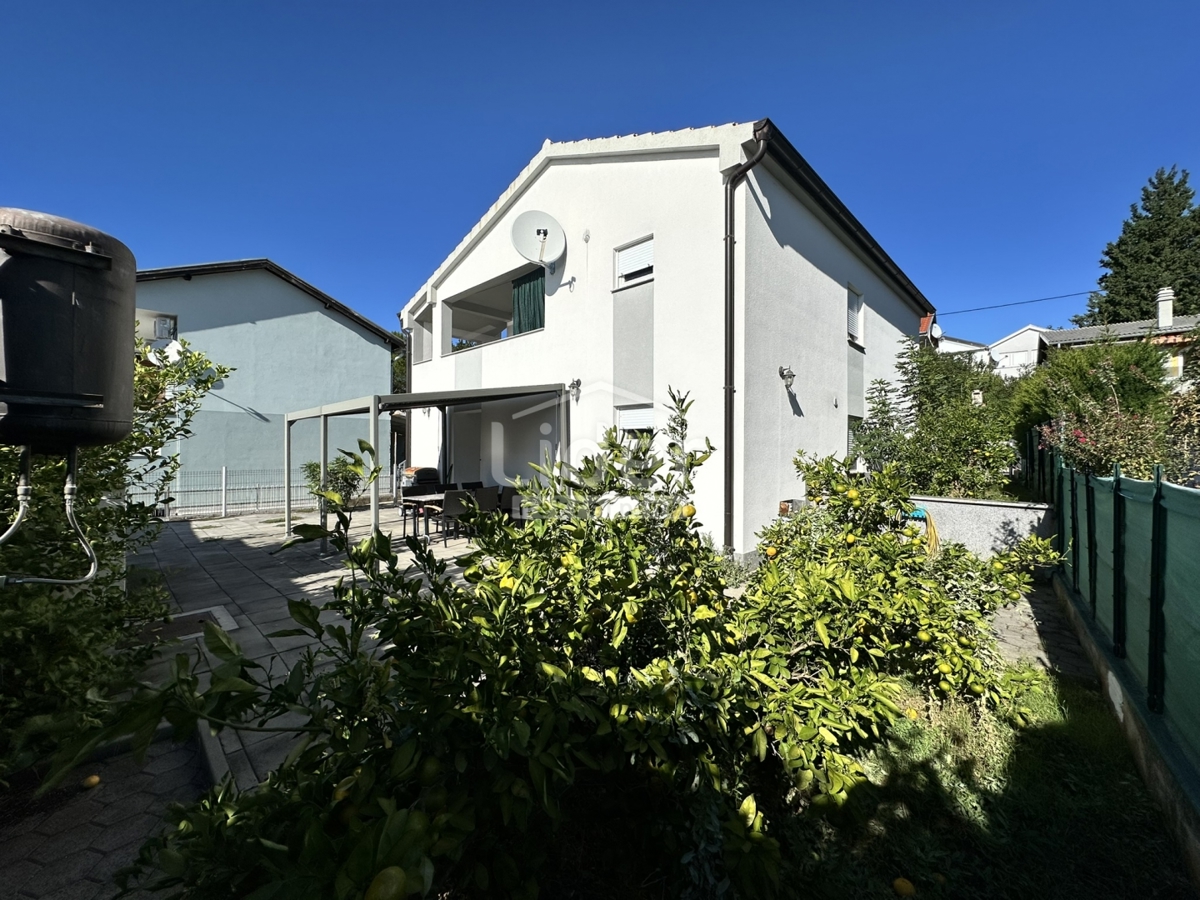 Casa con 2 appartamenti a soli 80 metri dal mare