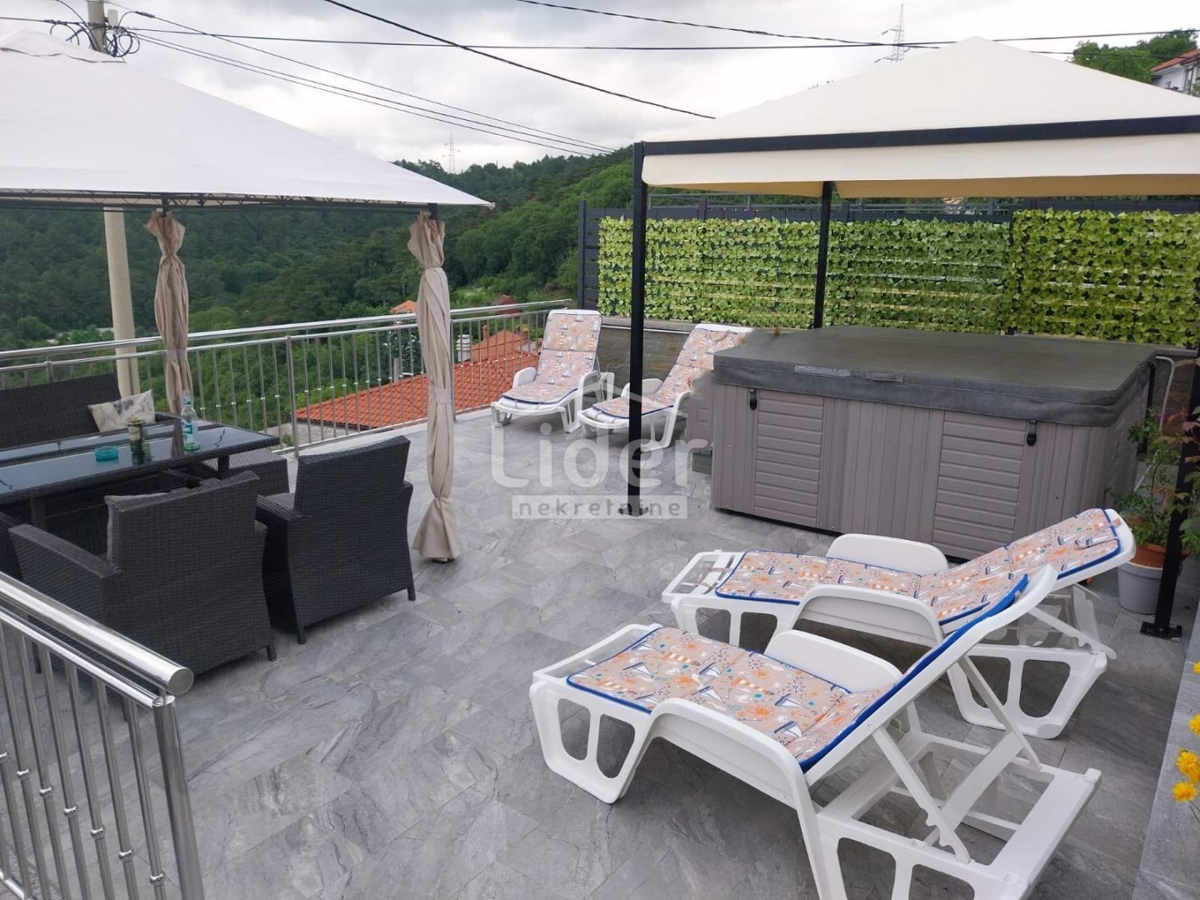 FIUME Viletta con piscina, 3 appartamenti e una vista unica