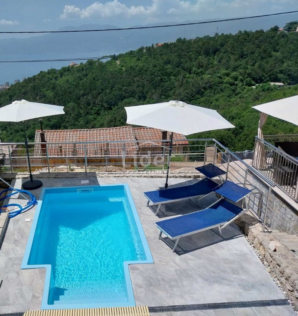 FIUME Viletta con piscina, 3 appartamenti e una vista unica