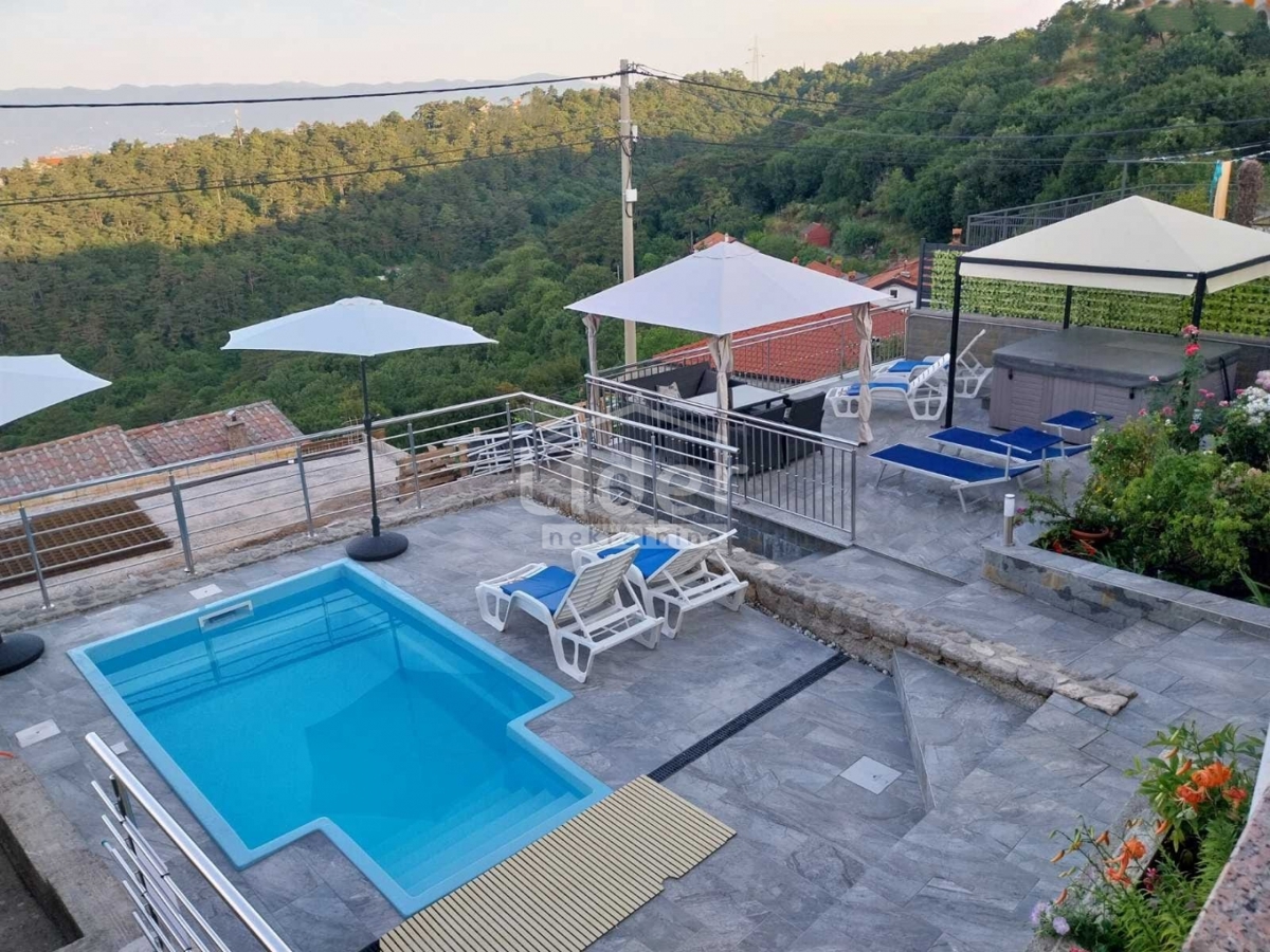 FIUME Viletta con piscina, 3 appartamenti e una vista unica