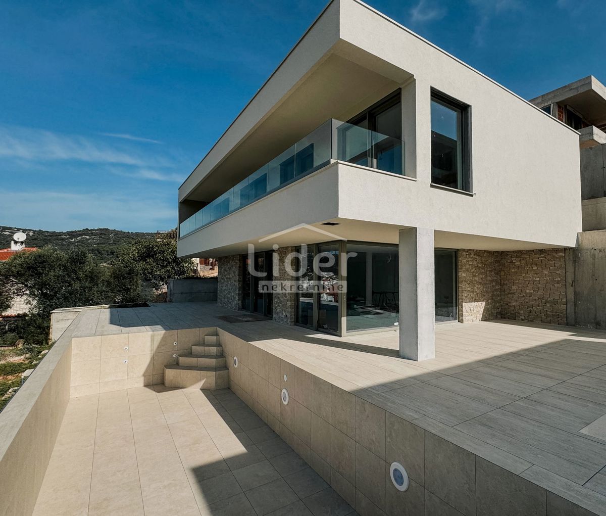 Vinisce, una villa moderna con piscina e una vista sul mare, vendite