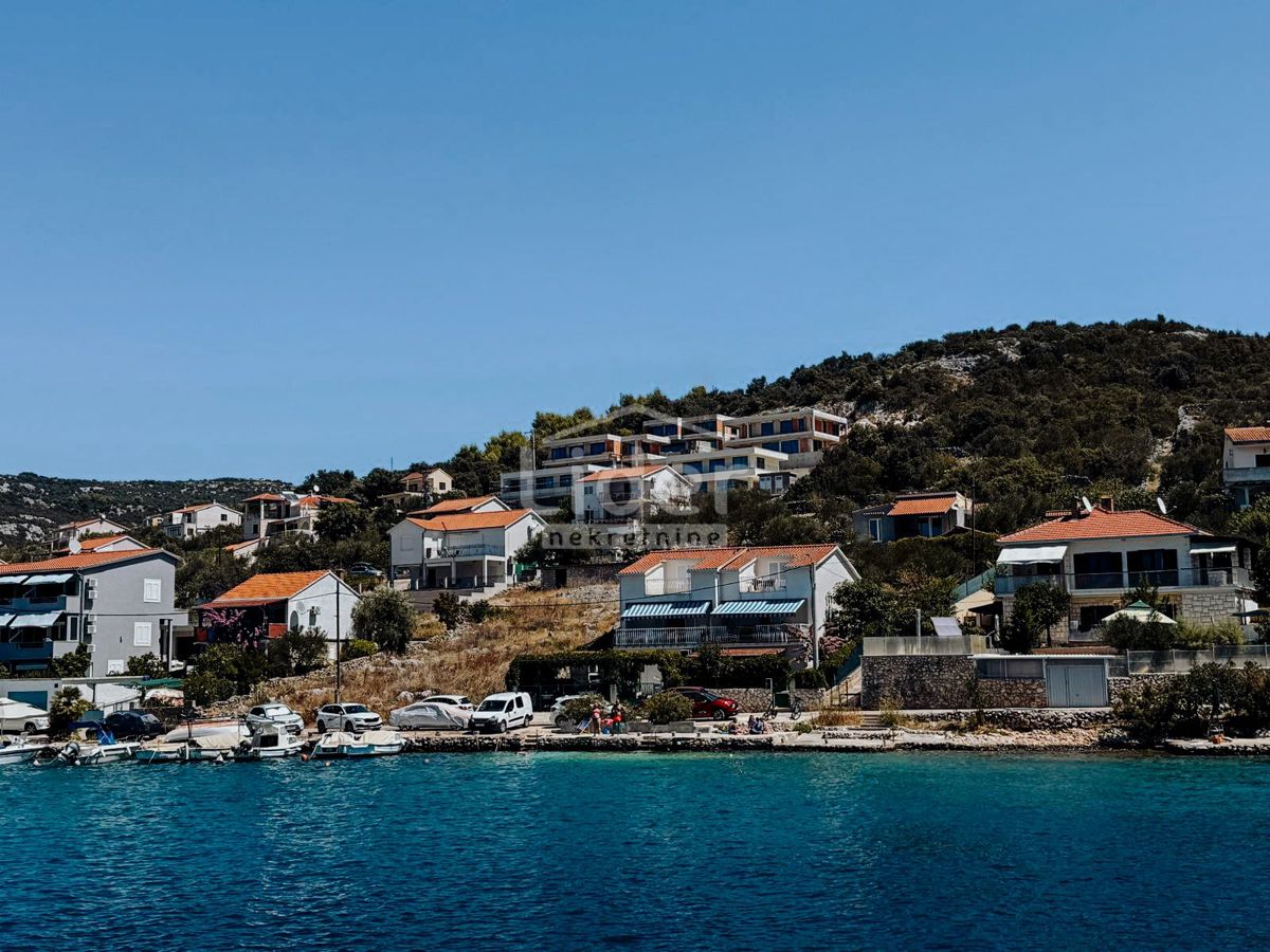 Vinisce, una villa moderna con piscina e una vista sul mare, vendite