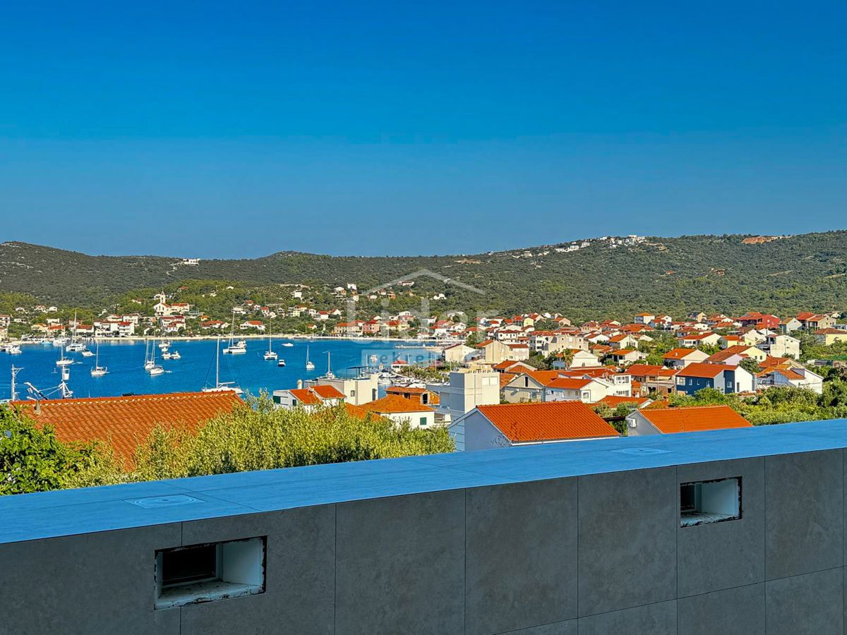 Vinisce, una villa moderna con piscina e una vista sul mare, vendite