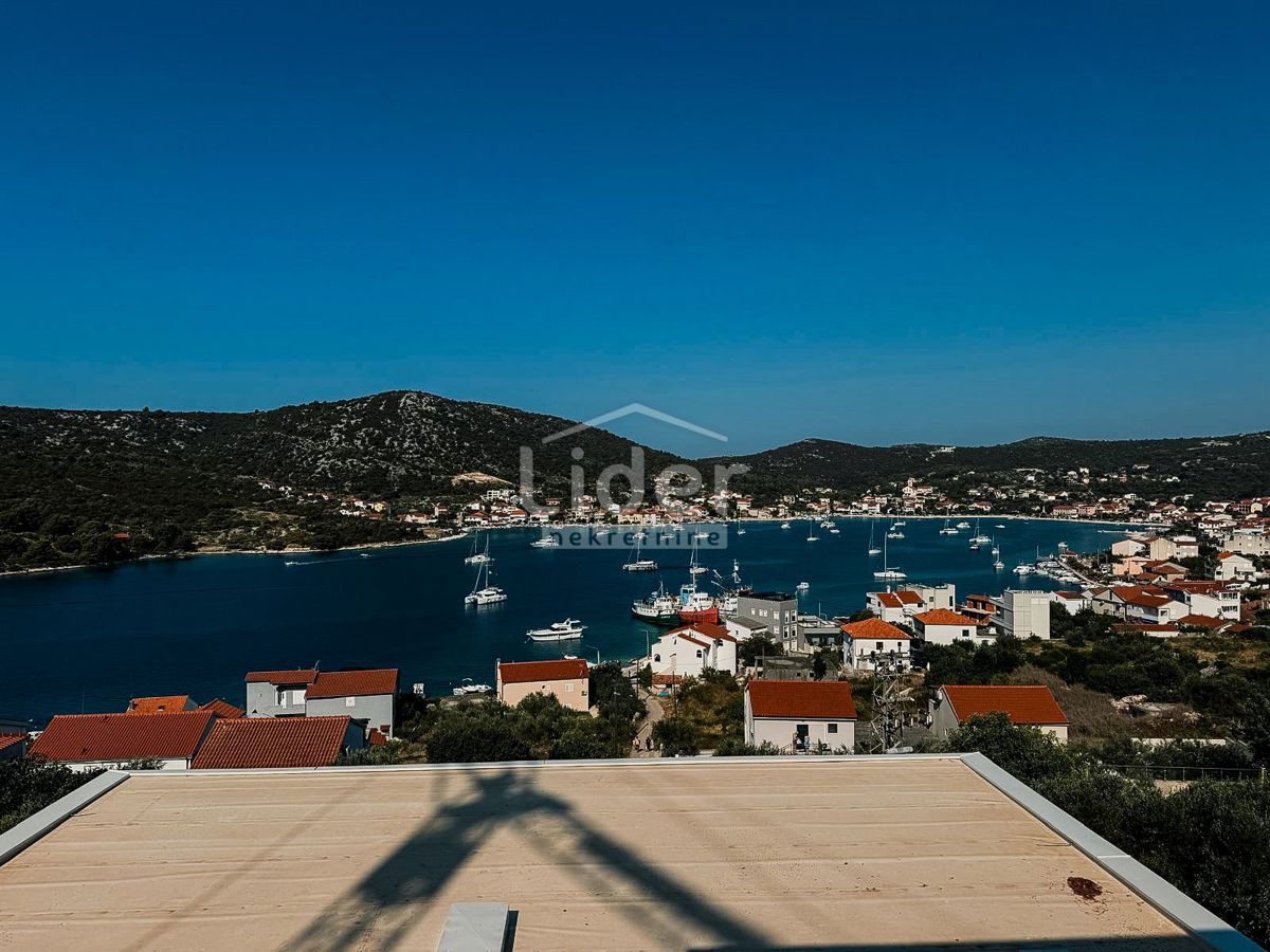 Vinisce, una villa moderna con piscina e una vista sul mare, vendite