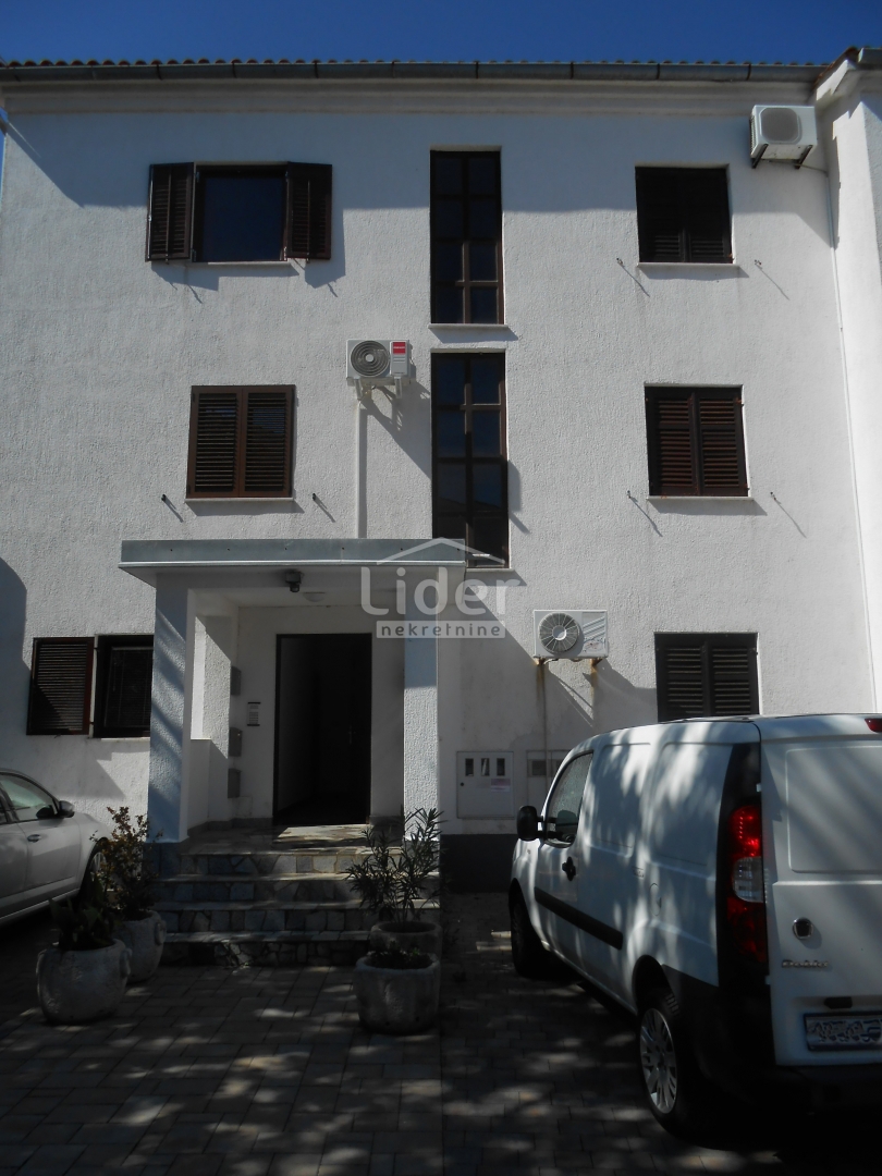  34 MALINSKA Appartamento di 58 m2 con loggia