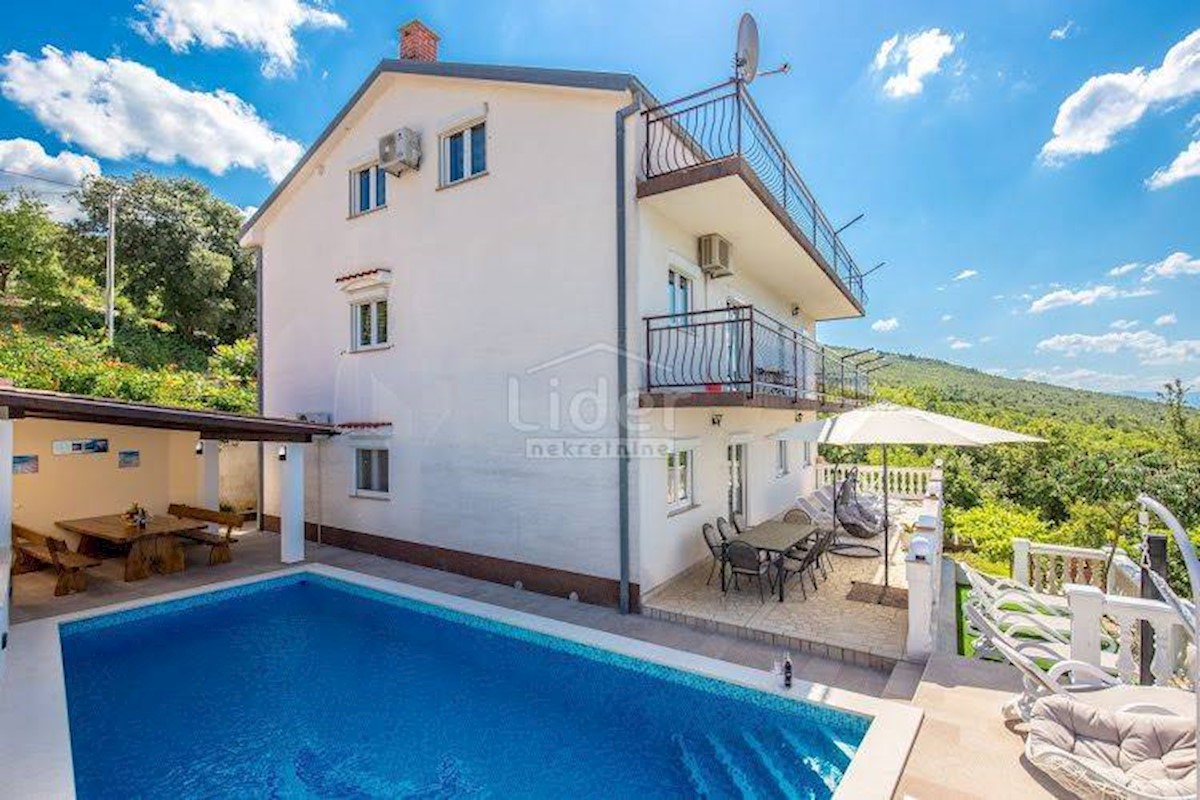 Casa con piscina e vista mare