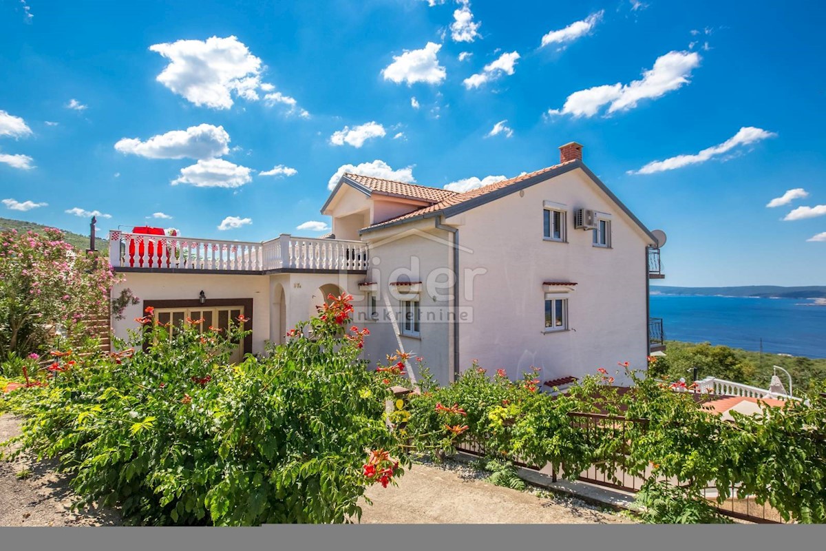 Casa con piscina e vista mare