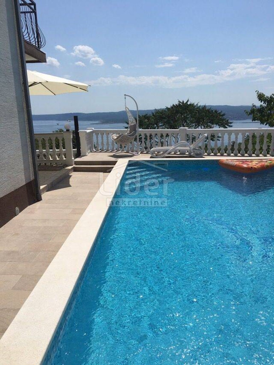 Casa con piscina e vista mare