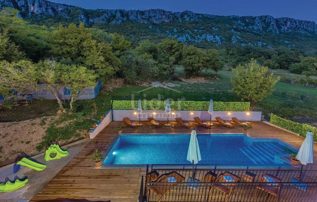 Bribir, Casa con 2 edifici e piscina, 417m2