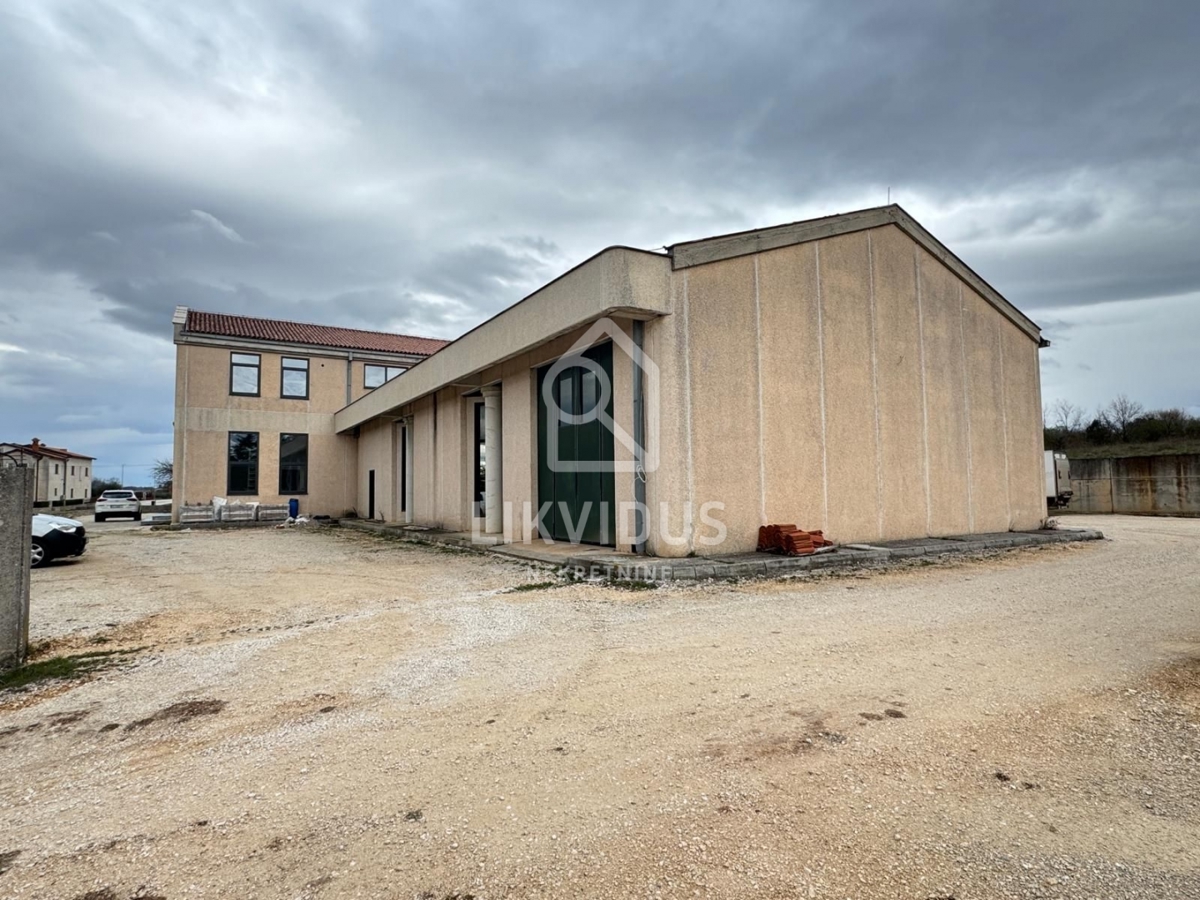 Commerciale Kanfanar, 975m2