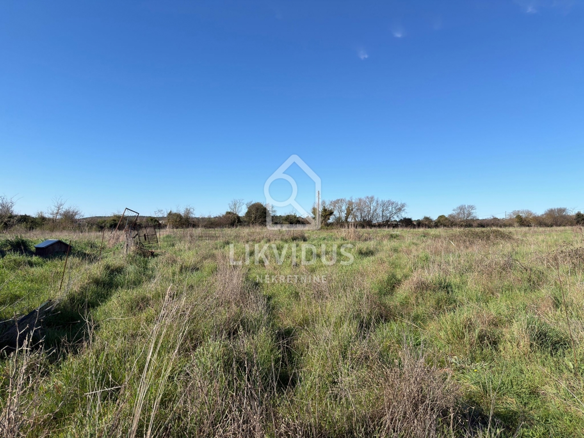 Terreno agricolo, 6.618 m², Pomer, con edificio legalizzato di circa 30 m²