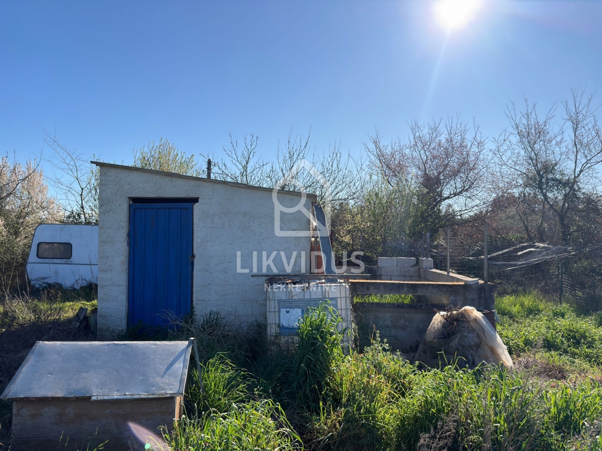 Terreno agricolo, 6.618 m², Pomer, con edificio legalizzato di circa 30 m²