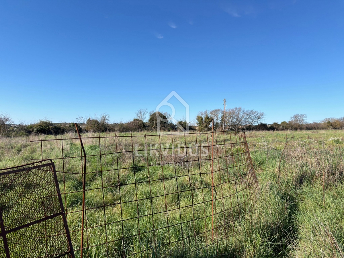 Terreno agricolo, 6.618 m², Pomer, con edificio legalizzato di circa 30 m²
