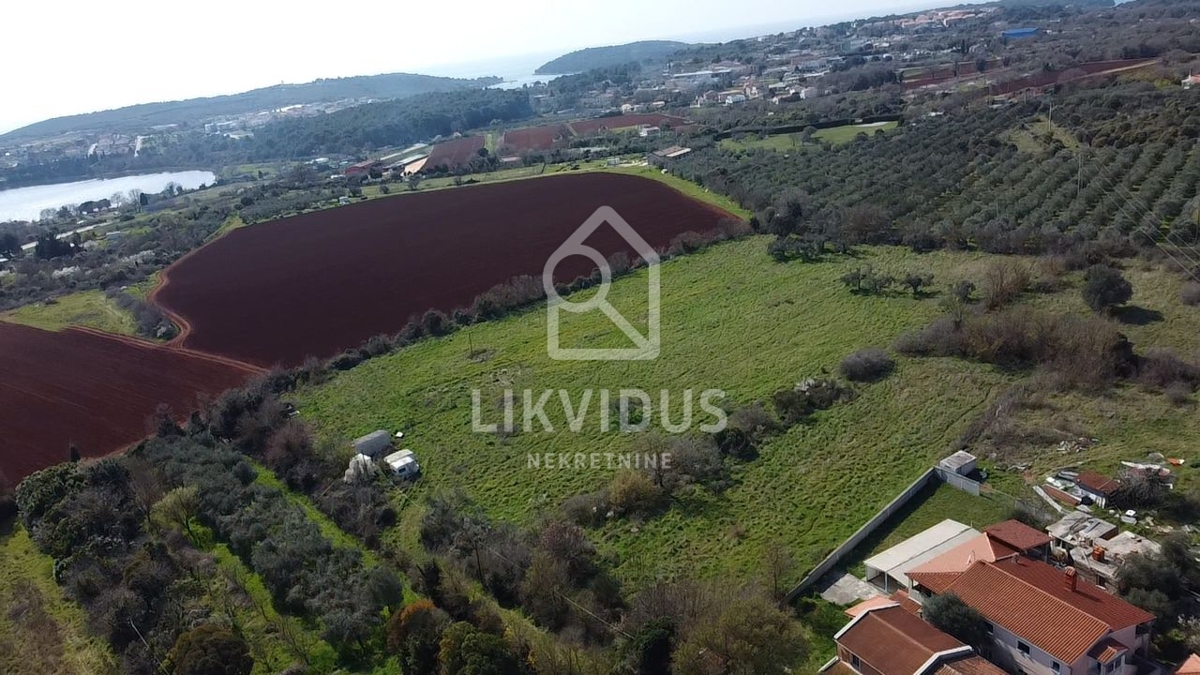 Terreno agricolo, 6.618 m², Pomer, con edificio legalizzato di circa 30 m²