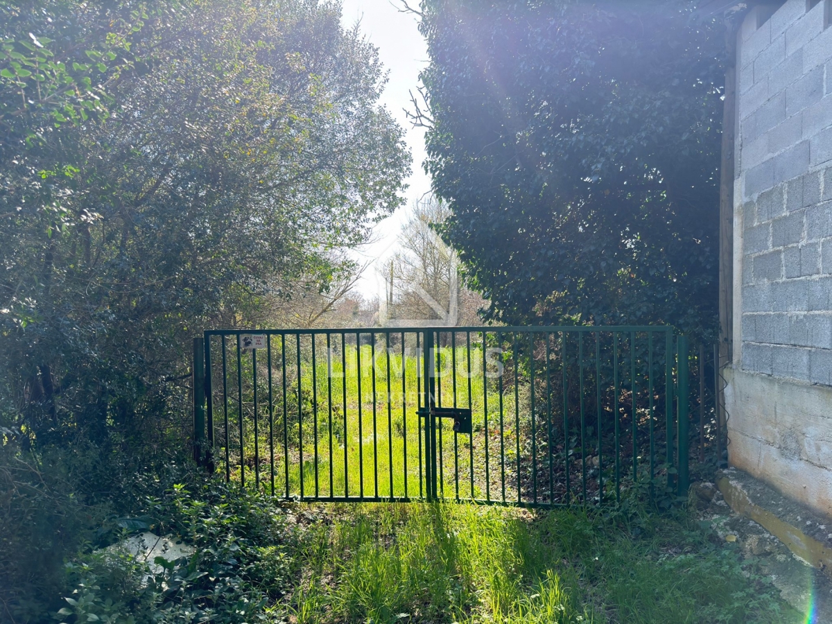 Terreno agricolo, 6.618 m², Pomer, con edificio legalizzato di circa 30 m²