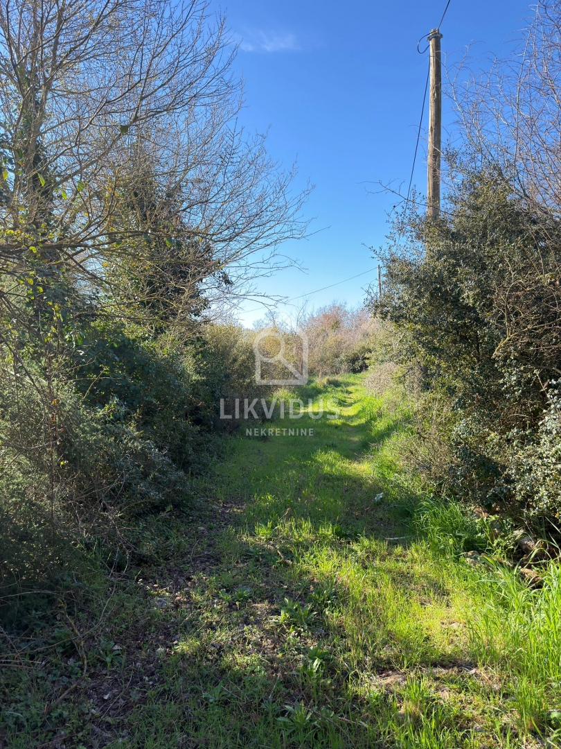 Terreno agricolo, 6.618 m², Pomer, con edificio legalizzato di circa 30 m²