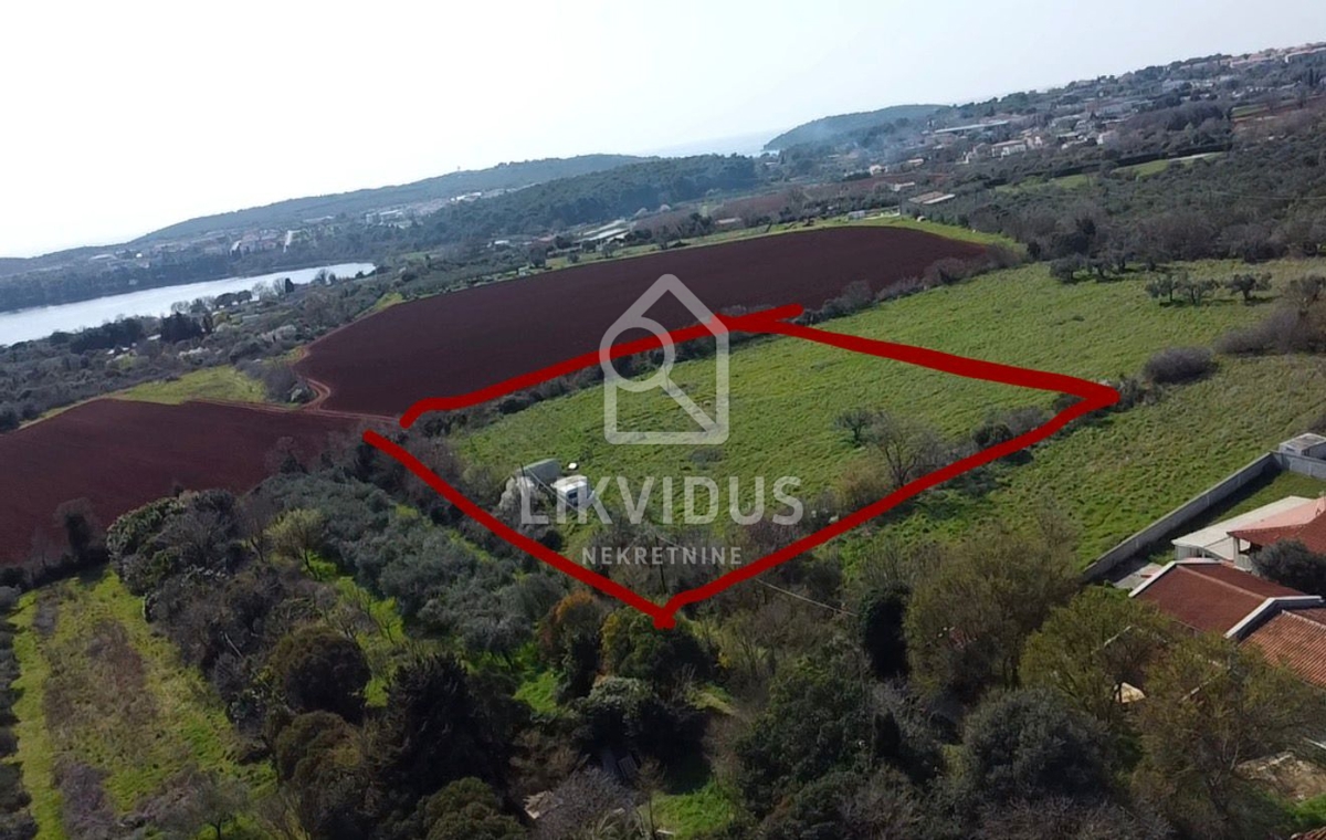 Terreno agricolo, 6.618 m², Pomer, con edificio legalizzato di circa 30 m²
