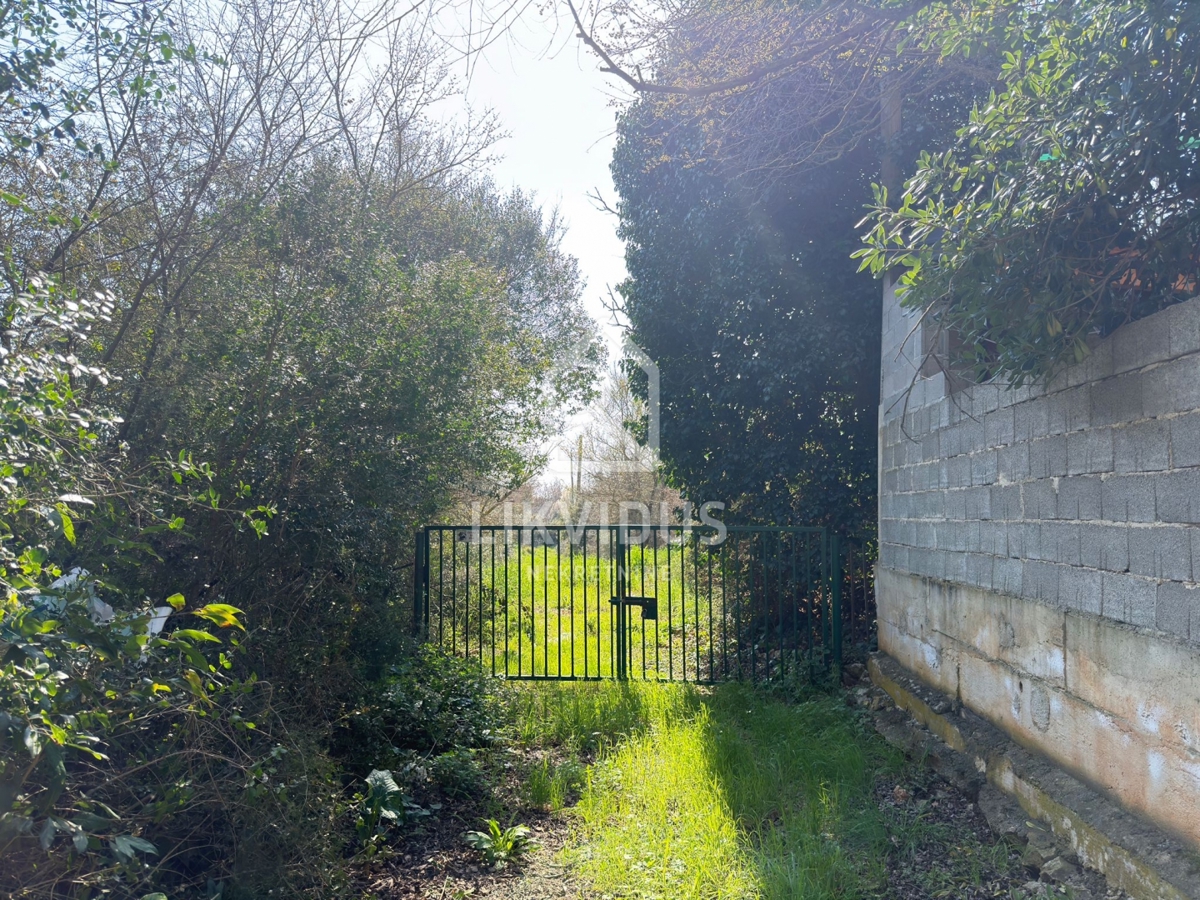 Terreno agricolo, 6.618 m², Pomer, con edificio legalizzato di circa 30 m²