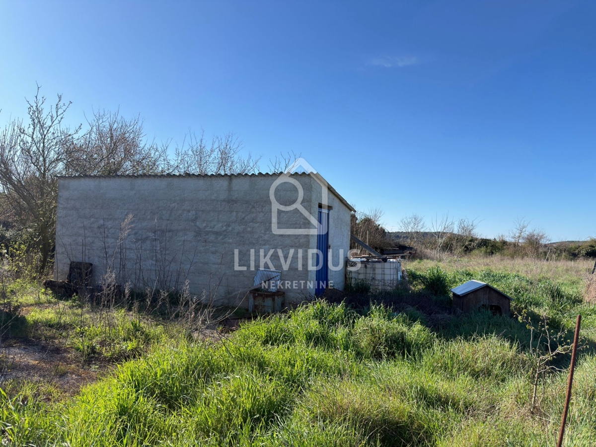 Terreno agricolo, 6.618 m², Pomer, con edificio legalizzato di circa 30 m²