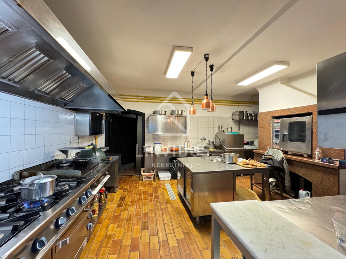 Commerciale Pješčana Uvala, Medulin, 424,25m2