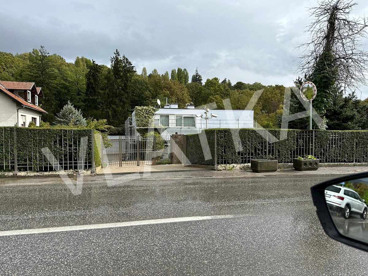 CASA DI LUSSO CON PISCINA E AMPIO GIARDINO – MLINOVI