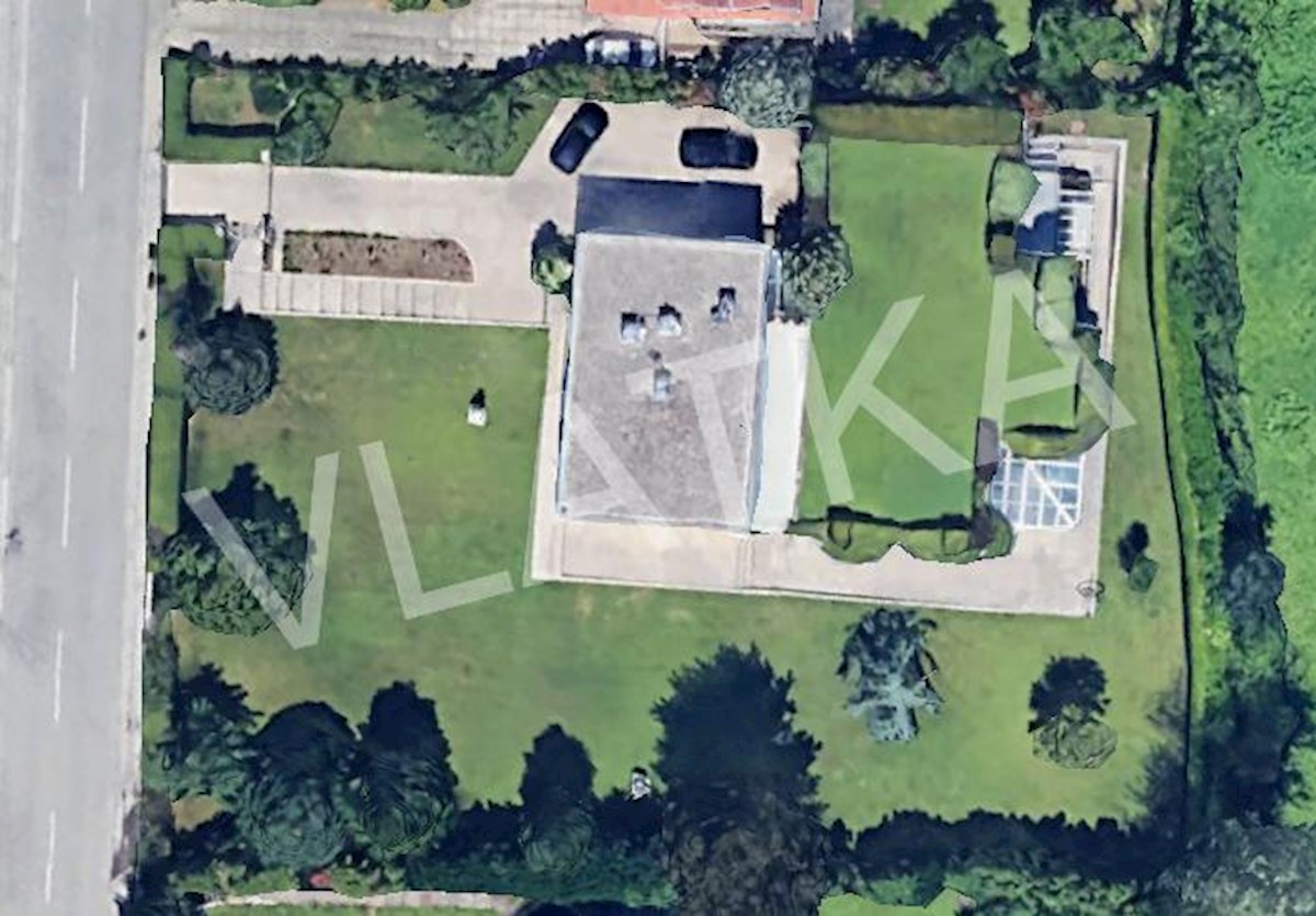 CASA DI LUSSO CON PISCINA E AMPIO GIARDINO – MLINOVI