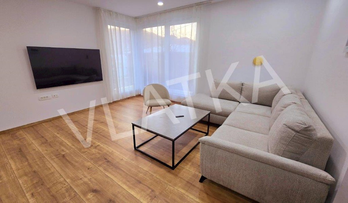 CASA CON 5 CAMERE CON GIARDINO E GARAGE