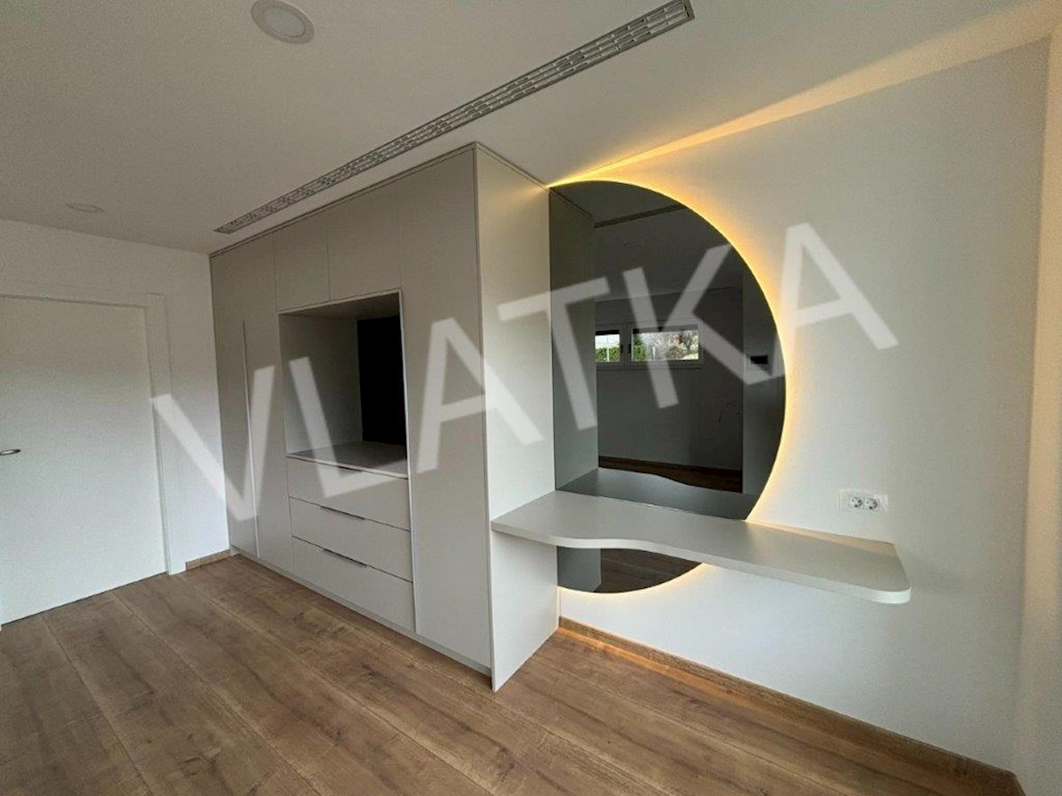 CASA CON 5 CAMERE CON GIARDINO E GARAGE