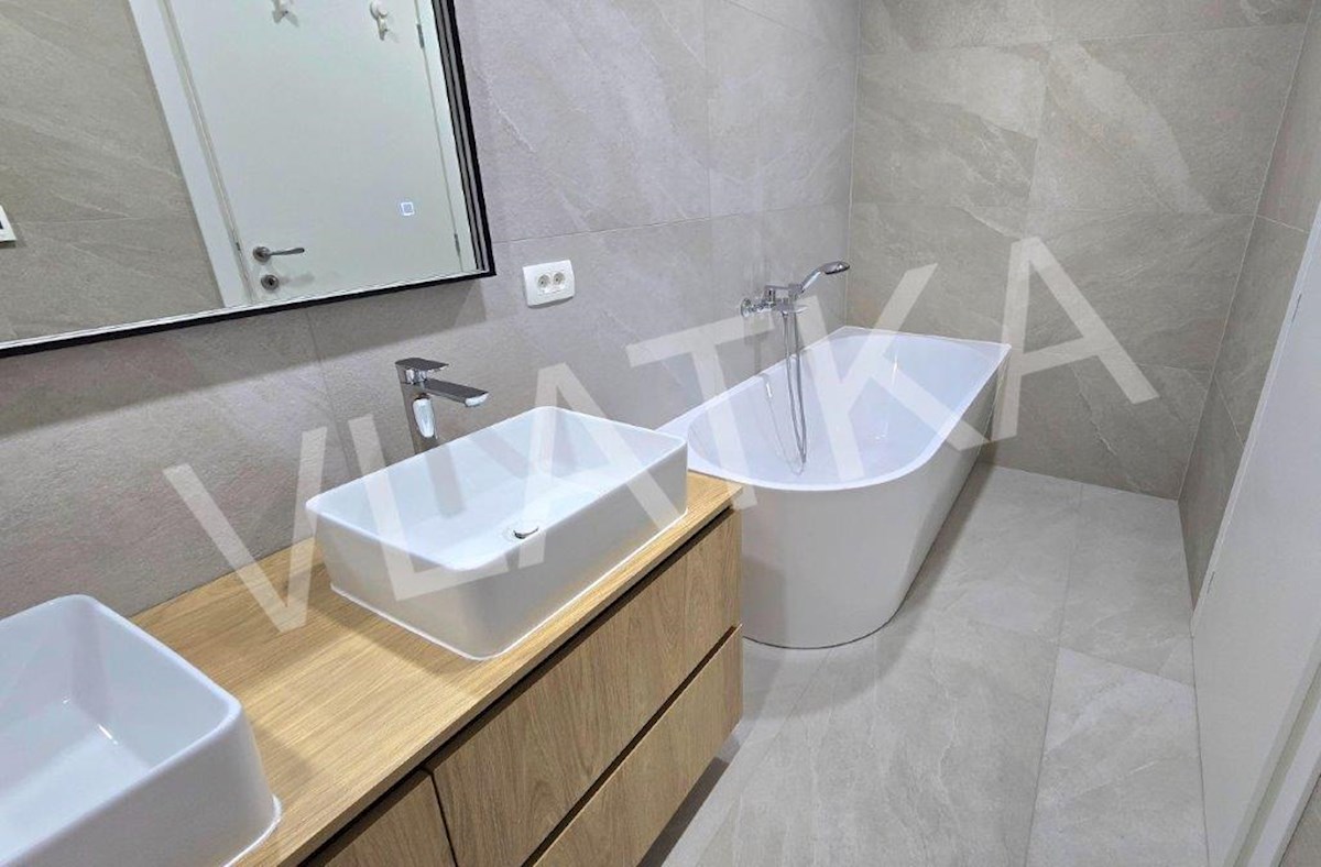 CASA CON 5 CAMERE CON GIARDINO E GARAGE