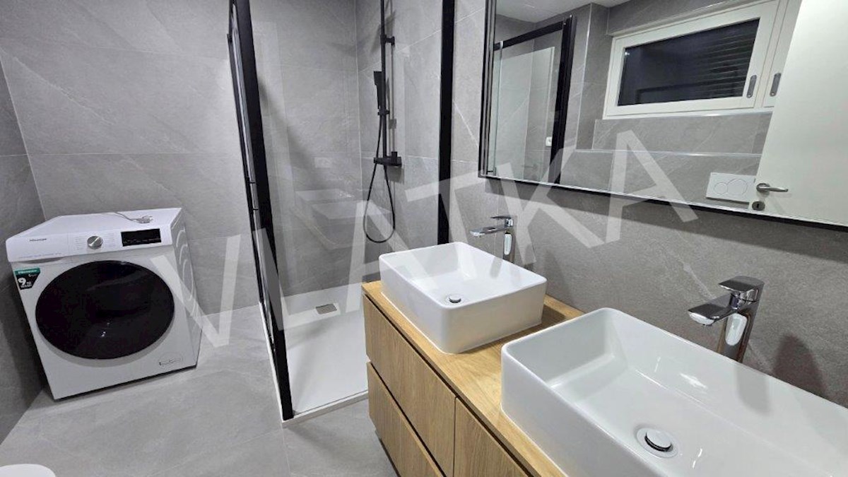 CASA CON 5 CAMERE CON GIARDINO E GARAGE