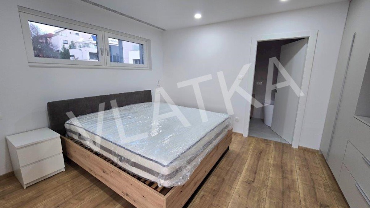 CASA CON 5 CAMERE CON GIARDINO E GARAGE