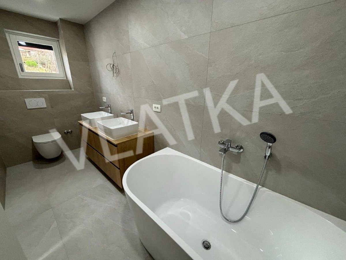 CASA CON 5 CAMERE CON GIARDINO E GARAGE