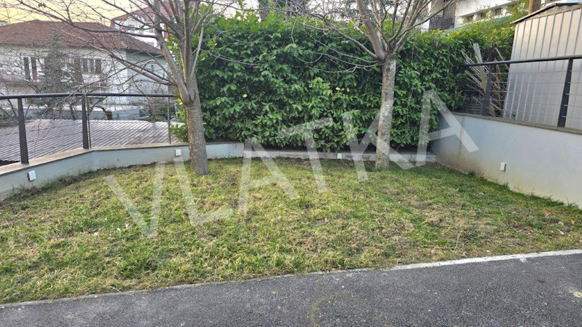 CASA CON 5 CAMERE CON GIARDINO E GARAGE