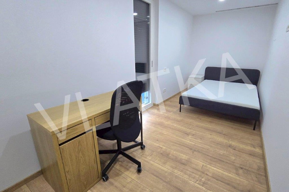 CASA CON 5 CAMERE CON GIARDINO E GARAGE