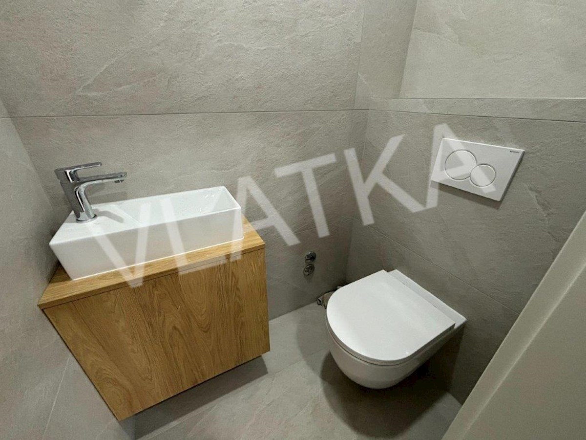 CASA CON 5 CAMERE CON GIARDINO E GARAGE