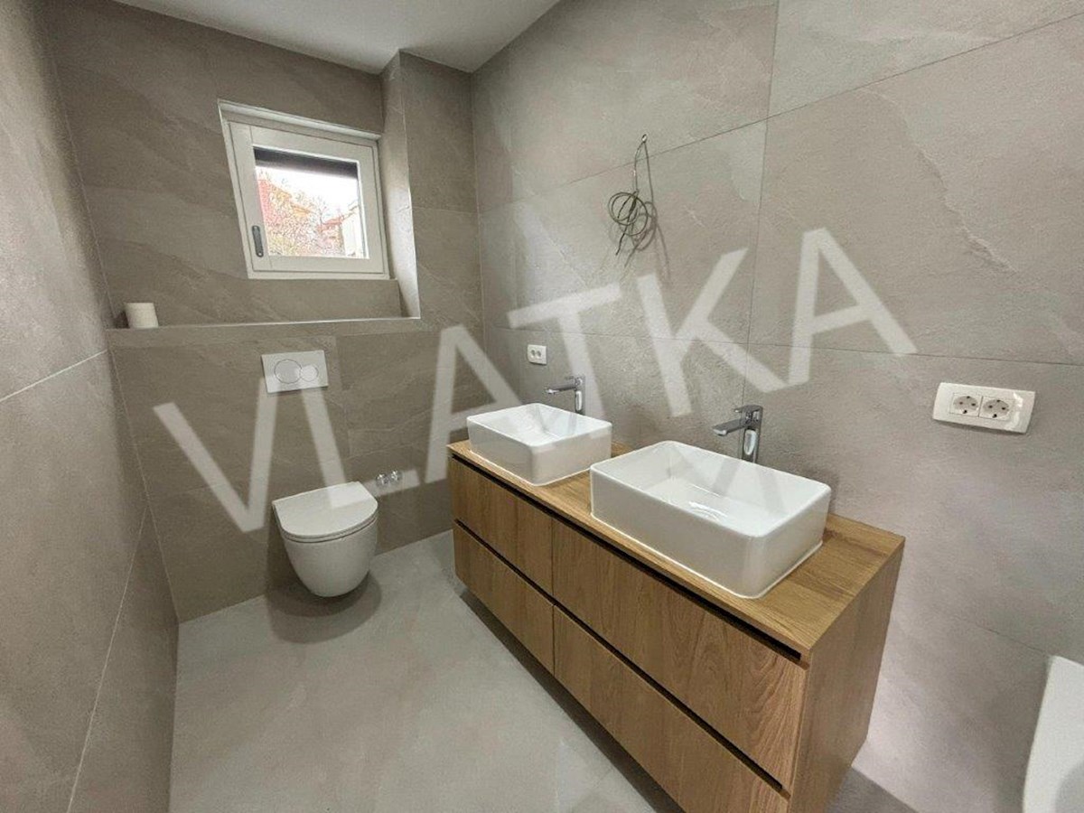 CASA CON 5 CAMERE CON GIARDINO E GARAGE