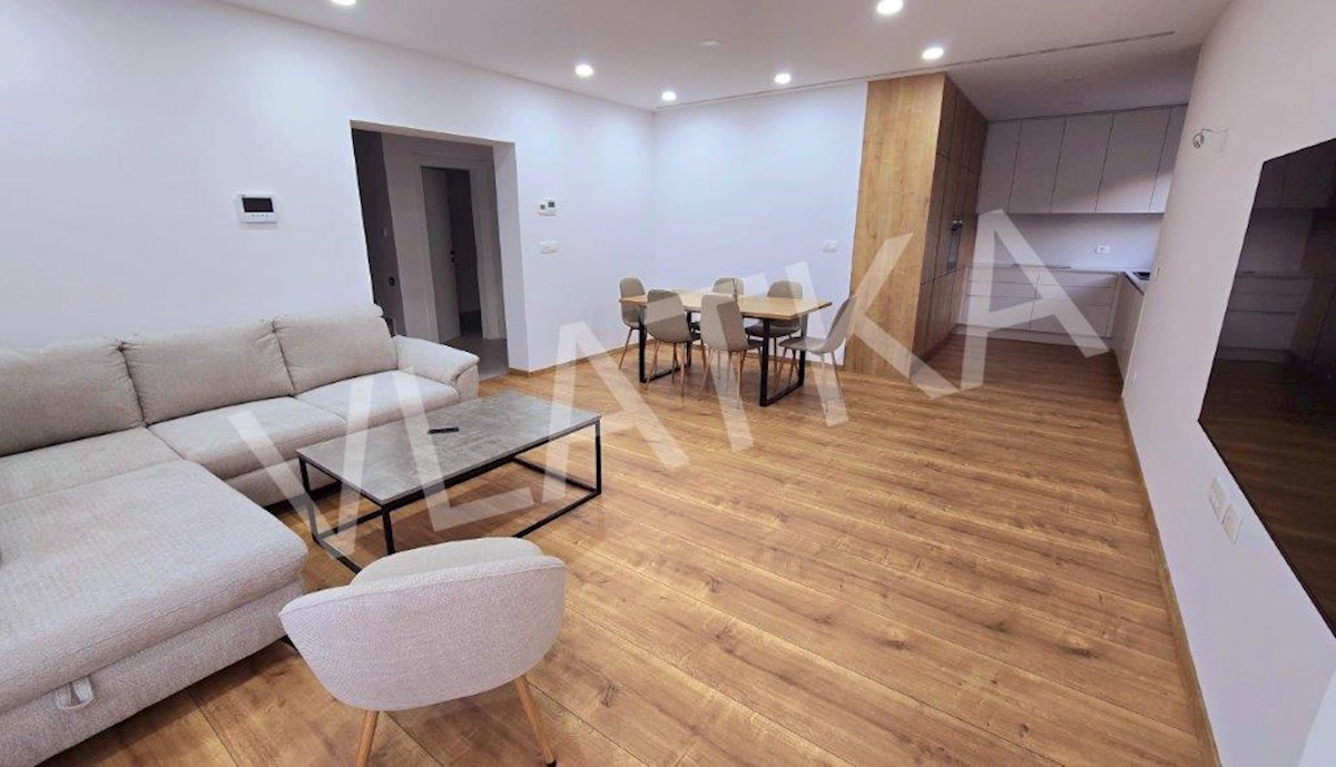 CASA CON 5 CAMERE CON GIARDINO E GARAGE