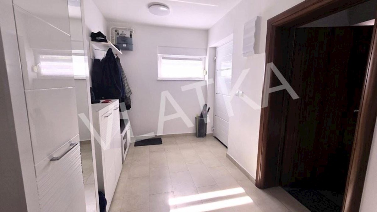 CASA MODERNA CON 7 CAMERE E VISTA SULLA CITTÀ – PODSLJEME