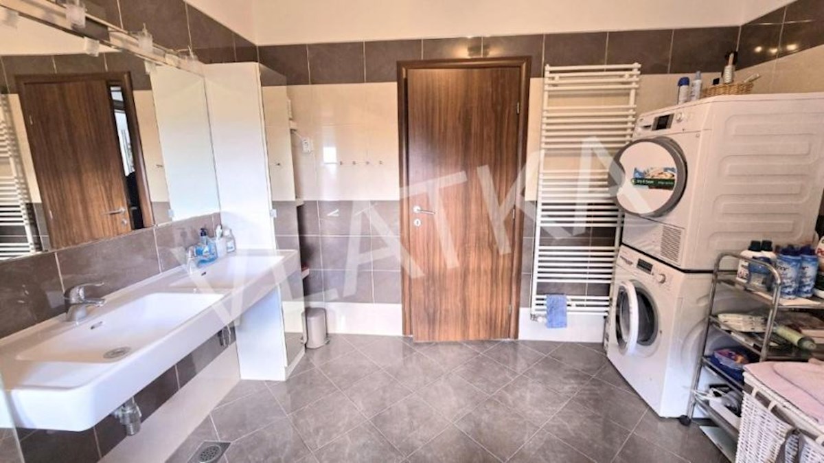 CASA MODERNA CON 7 CAMERE E VISTA SULLA CITTÀ – PODSLJEME