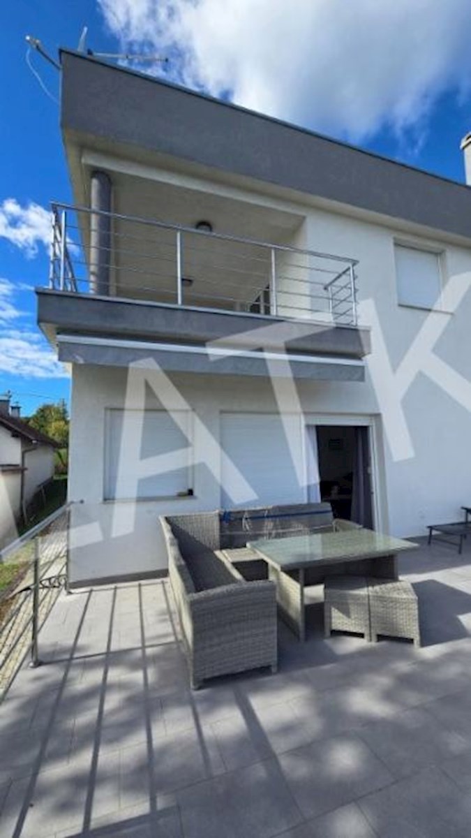 CASA MODERNA CON 7 CAMERE E VISTA SULLA CITTÀ – PODSLJEME