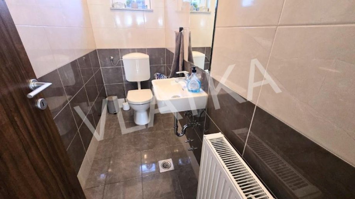 CASA MODERNA CON 7 CAMERE E VISTA SULLA CITTÀ – PODSLJEME