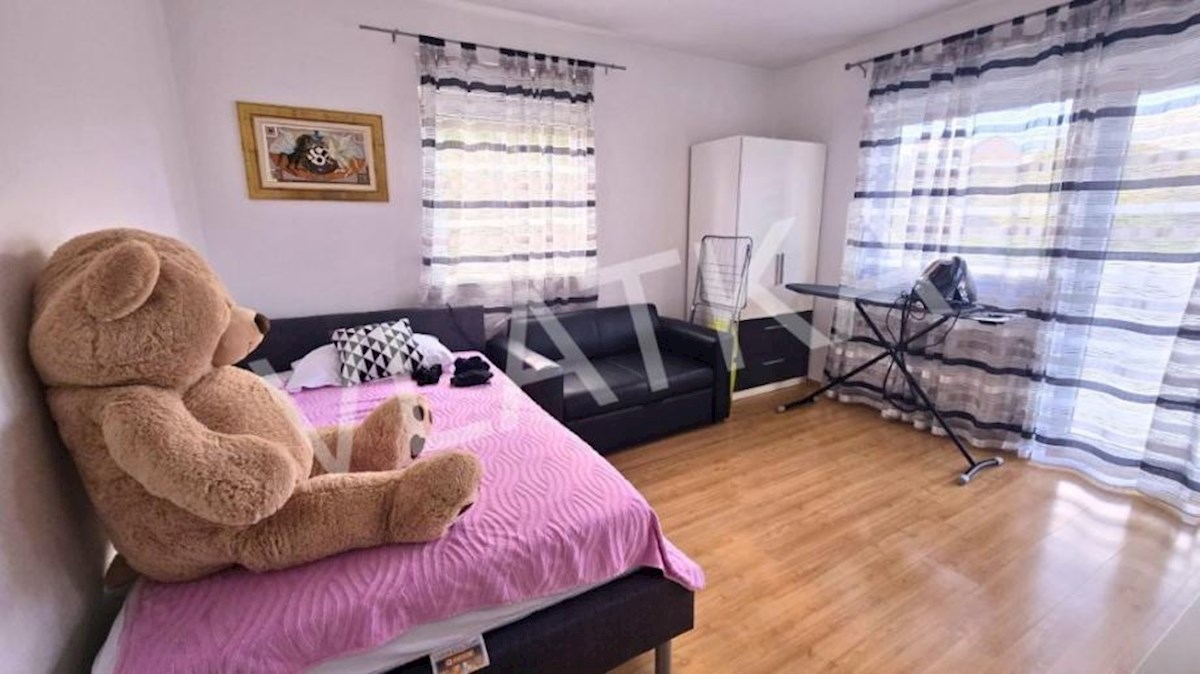 CASA MODERNA CON 7 CAMERE E VISTA SULLA CITTÀ – PODSLJEME