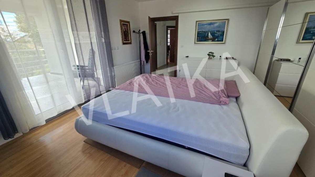 CASA MODERNA CON 7 CAMERE E VISTA SULLA CITTÀ – PODSLJEME