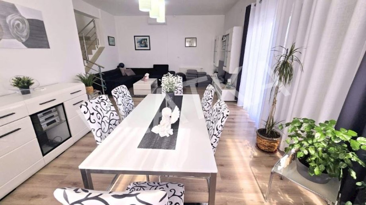 CASA MODERNA CON 7 CAMERE E VISTA SULLA CITTÀ – PODSLJEME