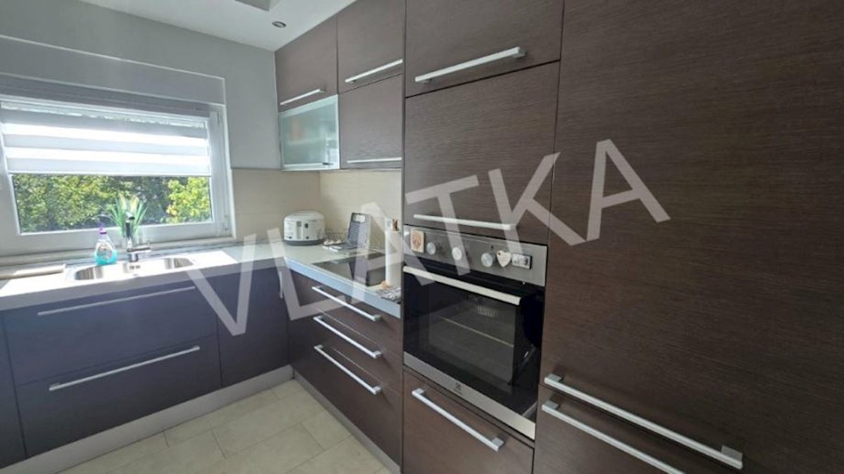 CASA MODERNA CON 7 CAMERE E VISTA SULLA CITTÀ – PODSLJEME